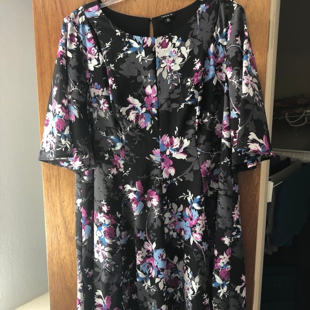 Modest SS Dress w/ Cutouts